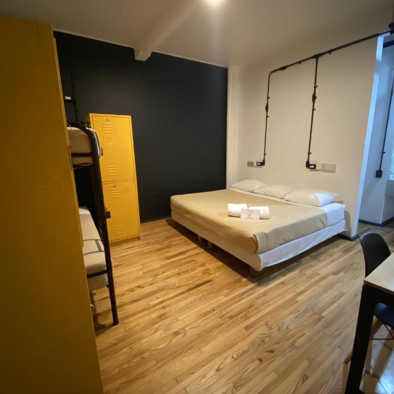 Hostel Mundo Joven Catedral - Quadruple Room with Private Bathroom - 4