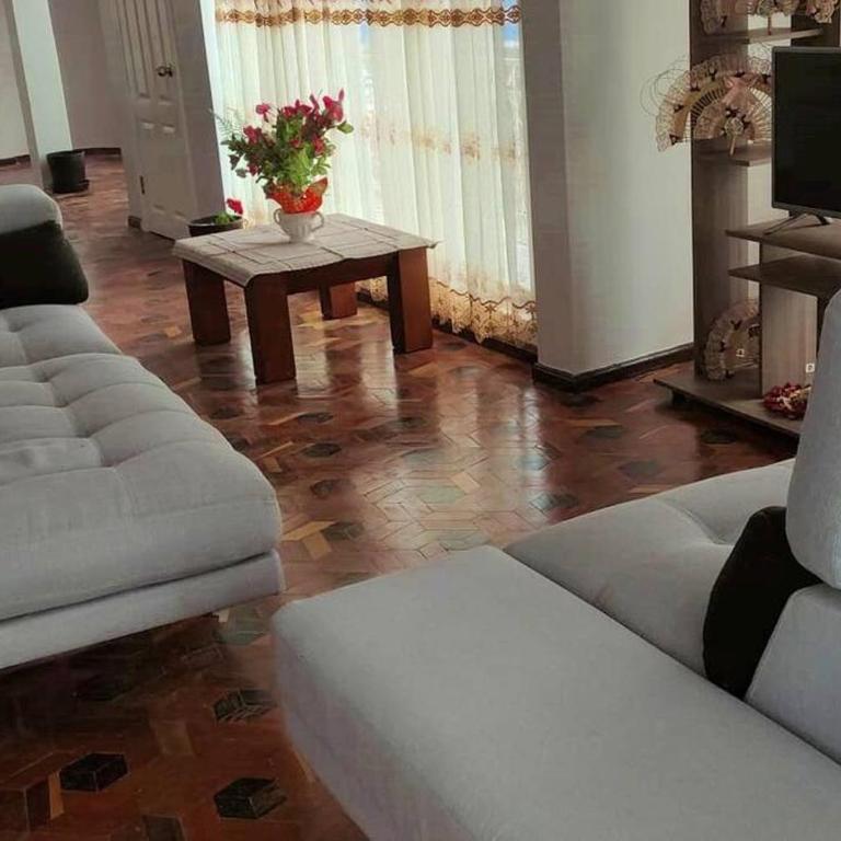 Hermoso Departamento Central Familiar Tu Refugio con Impresionantes Vistas a la Ciudad, Montañas y Nevados - Three-Bedroom Apartment - 1