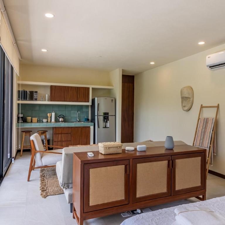 Beautiful Loft Steps From The Beach in Punta Cocos - D101 - Estudio con vistas a la piscina - 3