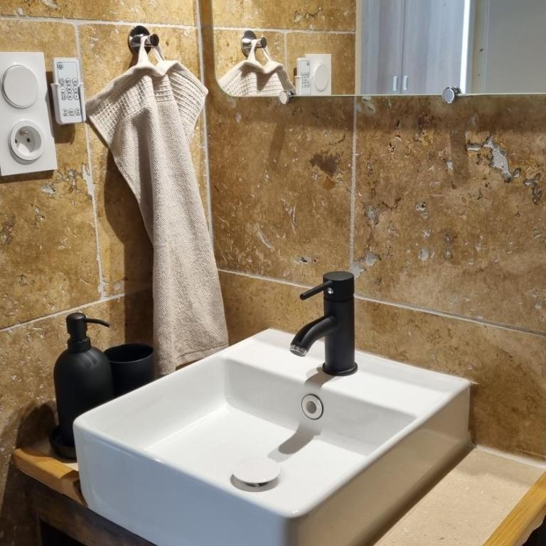 Studio avec beaucoup de Charme intra muros - One-Bedroom Apartment - 13