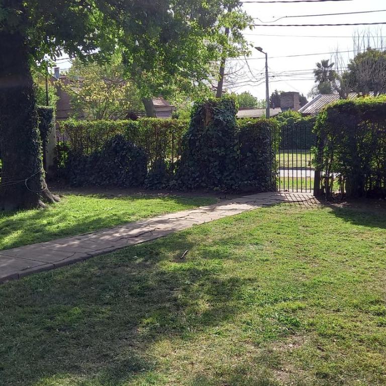 Casa de Huéspedes Muñiz sobre parque de 1000m2, 1 dormitorio, 20m2 cubiertos, baño con ducha, pileta cilíndrica de 3x076 - Casa con 1 dormitorio - 24