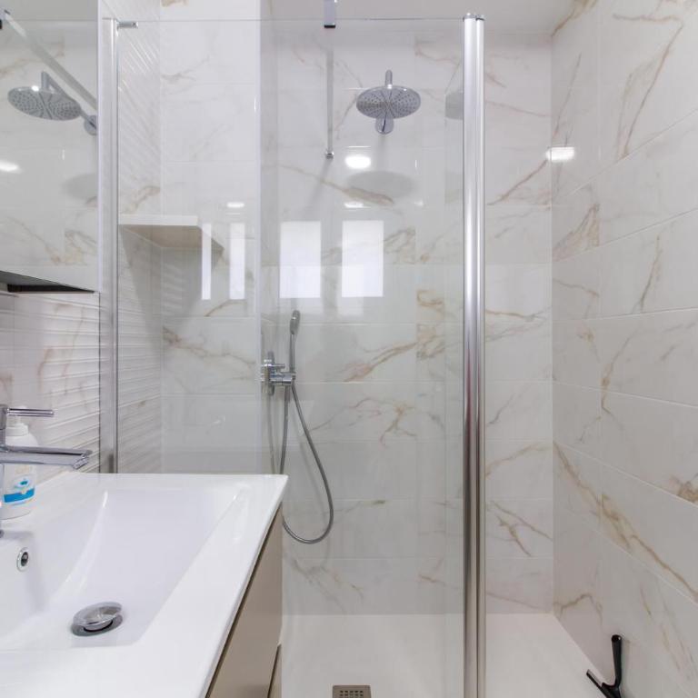 4 Bedroom Cozy Apartment In Santa Pola - Apartamento con 4 dormitorios - 21