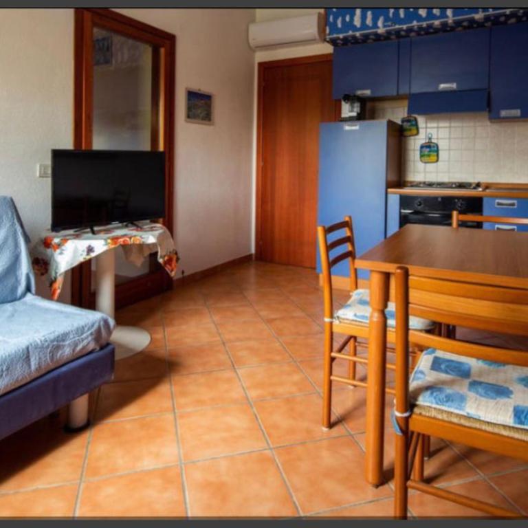 AIRPORT-BLUE POOL-FREE CHECK IN SHUTTLE -AIR COND-WI FI-WASH MACHiNE-PARKING-ALL INCLUDED IN PRICE - Three-Bedroom Home - 17