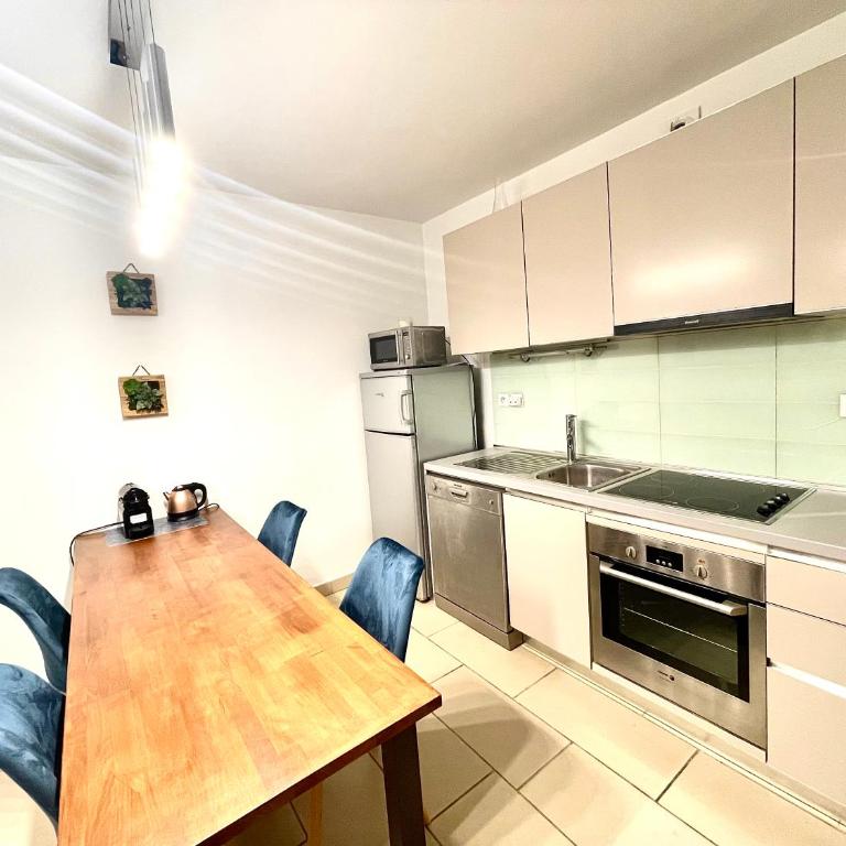 Jolie 3 pièces avec terrasse au vieux port, à 2 pas des plages et du palais. - Appartement 2 Chambres - 5