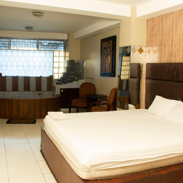 Hotel Queens - Deluxe King Room - 4