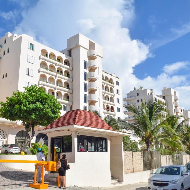 Walk to Beach Prime Location Villas Marlin #32 - One-Bedroom Apartment - 28