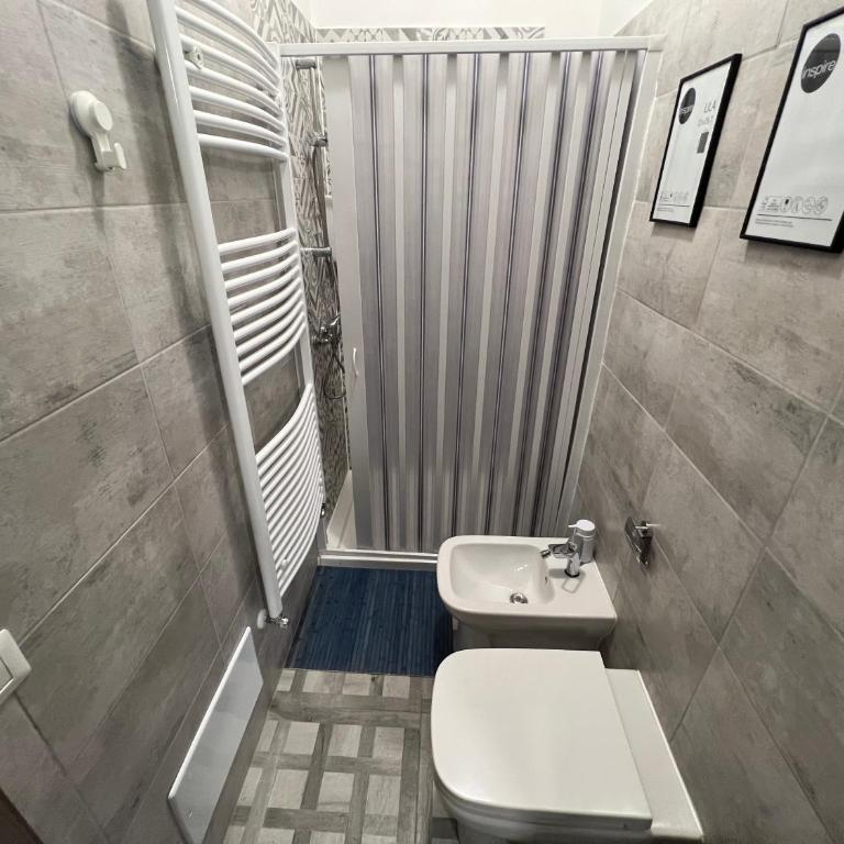 Hostel Turin Metro Young - Camera Matrimoniale con Bagno Privato - 11