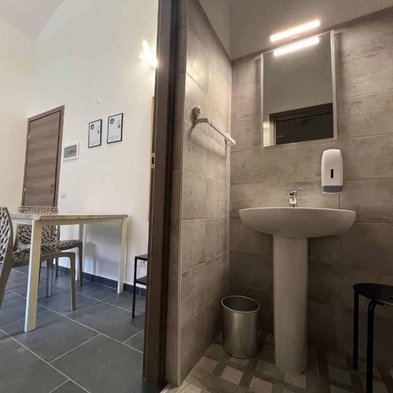 Hostel Turin Metro Young - Camera Matrimoniale con Bagno Privato - 15