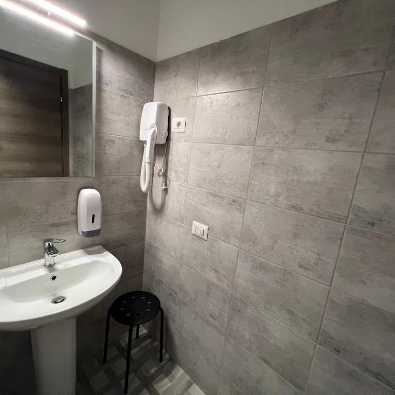 Hostel Turin Metro Young - Camera Matrimoniale con Bagno Privato - 17