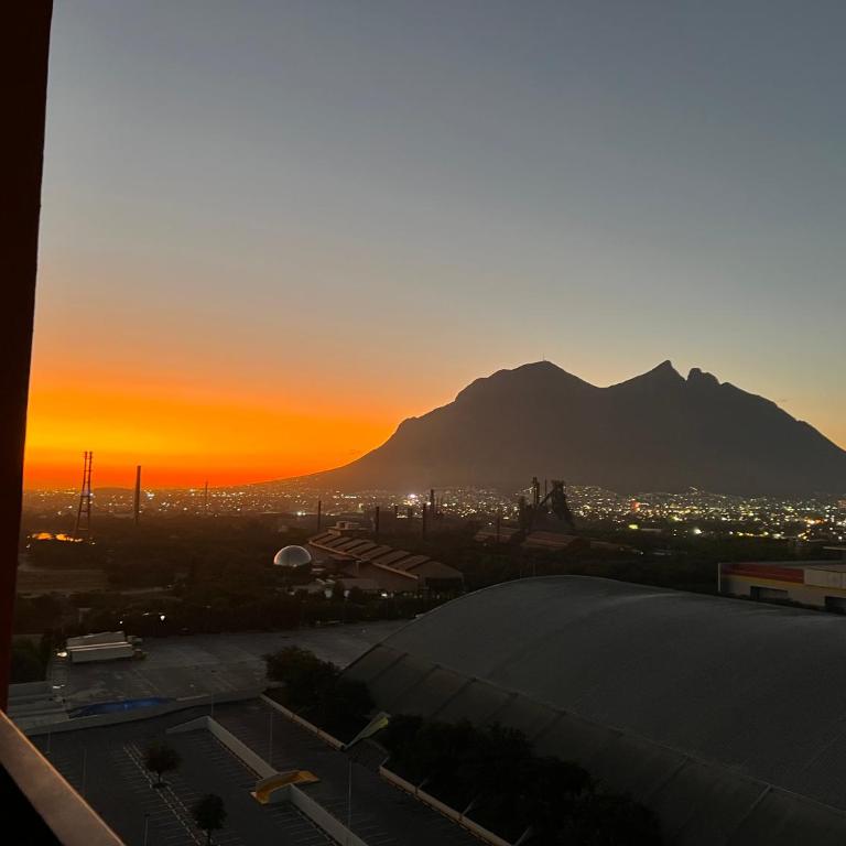 Industrial stylish 3-br. apartment & city views in front of Parque Fundidora & Arena Mty - Three-Bedroom Apartment - 21