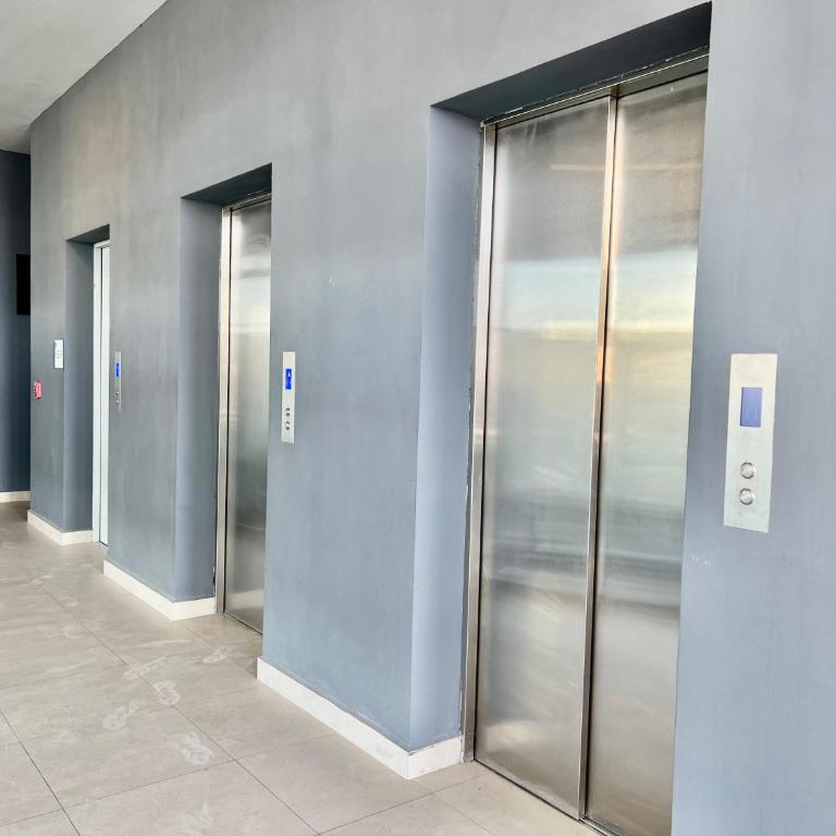 Industrial stylish 3-br. apartment & city views in front of Parque Fundidora & Arena Mty - Three-Bedroom Apartment - 38