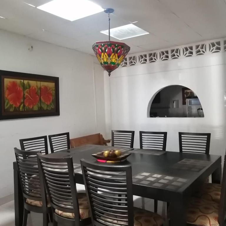Casa entera, los clientes pueden usar todo el espacio y no tendrán que compartirlo con el anfitrión ni con otros huéspedes - Four-Bedroom House - 1