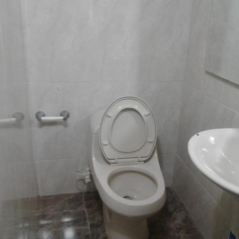 Casa entera, los clientes pueden usar todo el espacio y no tendrán que compartirlo con el anfitrión ni con otros huéspedes - Four-Bedroom House - 2