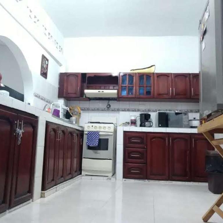Casa entera, los clientes pueden usar todo el espacio y no tendrán que compartirlo con el anfitrión ni con otros huéspedes - Four-Bedroom House - 3