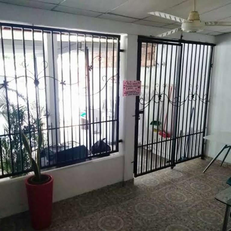 Casa entera, los clientes pueden usar todo el espacio y no tendrán que compartirlo con el anfitrión ni con otros huéspedes - Four-Bedroom House - 5