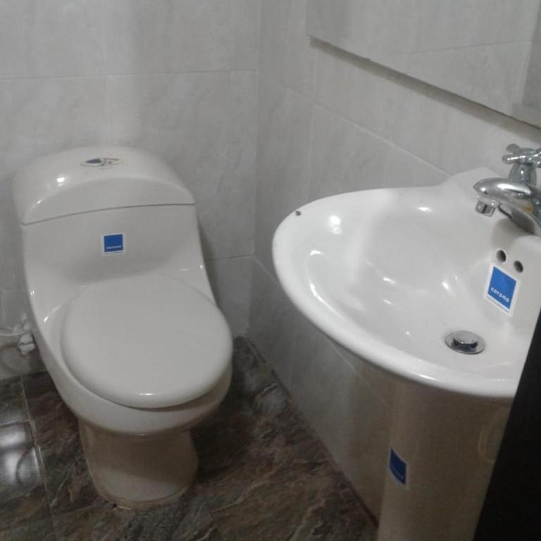 Casa entera, los clientes pueden usar todo el espacio y no tendrán que compartirlo con el anfitrión ni con otros huéspedes - Four-Bedroom House - 7