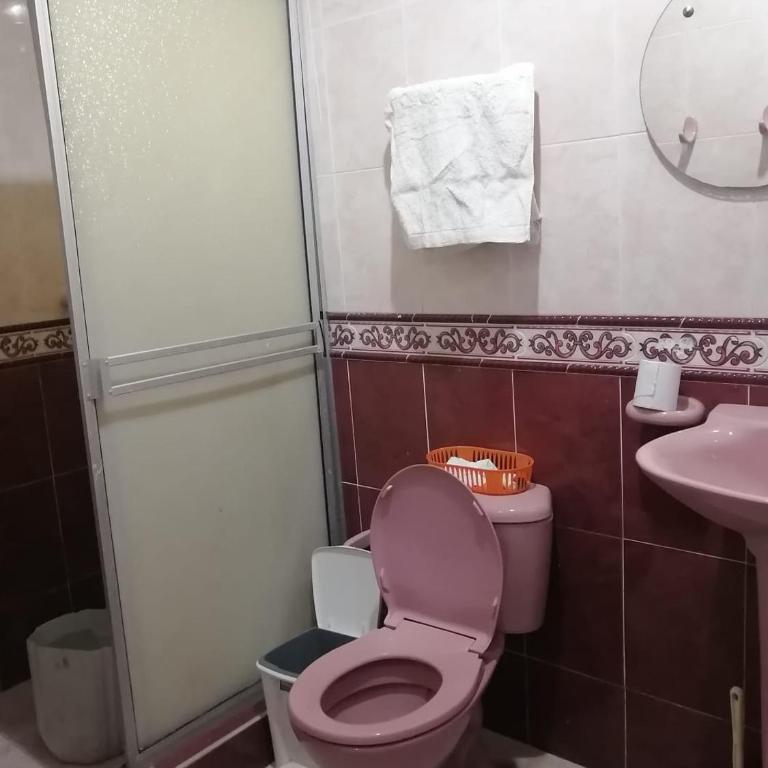 Casa entera, los clientes pueden usar todo el espacio y no tendrán que compartirlo con el anfitrión ni con otros huéspedes - Four-Bedroom House - 8