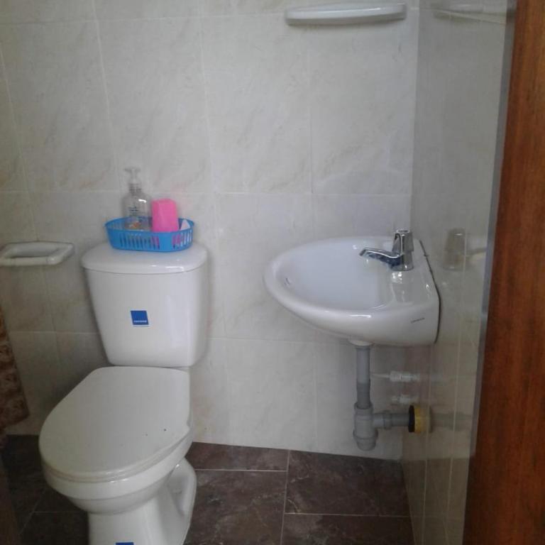 Casa entera, los clientes pueden usar todo el espacio y no tendrán que compartirlo con el anfitrión ni con otros huéspedes - Four-Bedroom House - 9