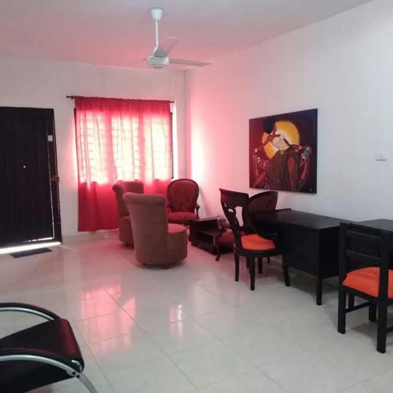 Casa entera, los clientes pueden usar todo el espacio y no tendrán que compartirlo con el anfitrión ni con otros huéspedes - Four-Bedroom House - 12