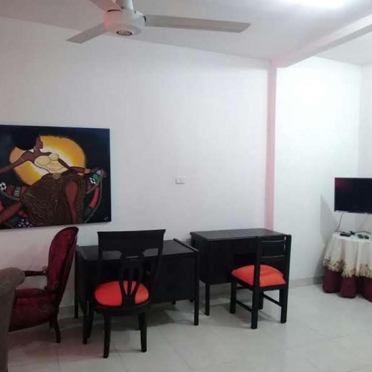 Casa entera, los clientes pueden usar todo el espacio y no tendrán que compartirlo con el anfitrión ni con otros huéspedes - Four-Bedroom House - 14