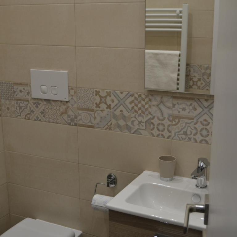 Karina's Rooms - Standard King Room - 8