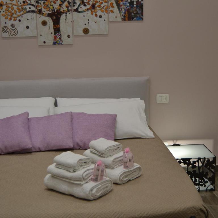 Karina's Rooms - Deluxe King Room - 10