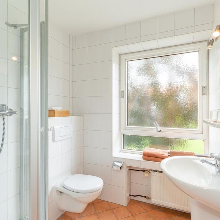Gästehaus Menkenbauer inkl. Chiemgaukarte - Deluxe Doppelzimmer mit Bad - 4