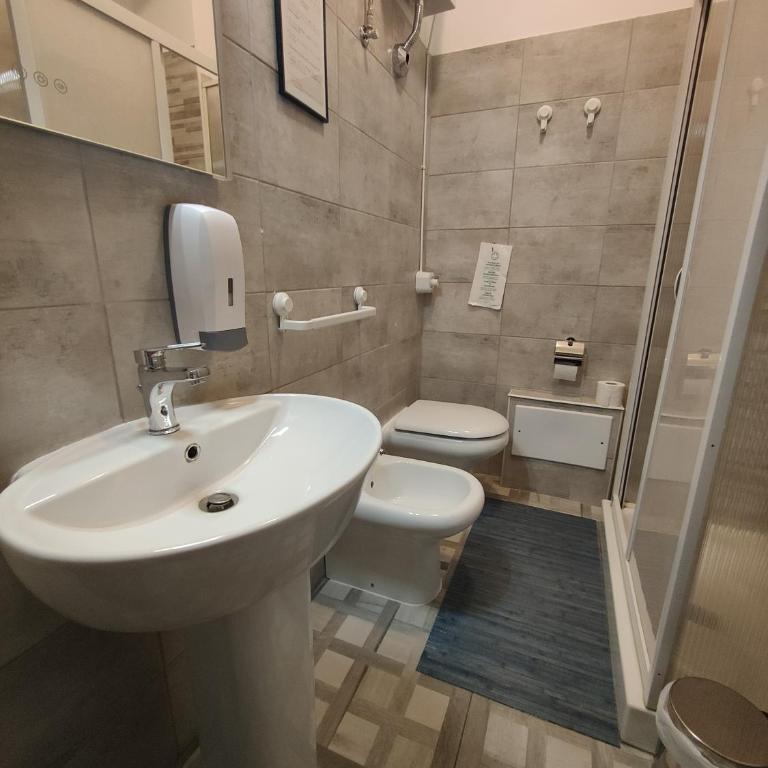 Hostel Turin Metro Young - Camera Matrimoniale con Bagno Privato - 7