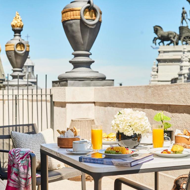 Four Seasons Hotel Madrid - Suite Four Seasons con cama extragrande y terraza - 1