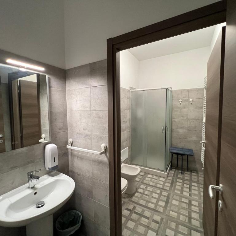 Hostel Turin Metro Young - Camera Quadrupla con Bagno Privato - 22