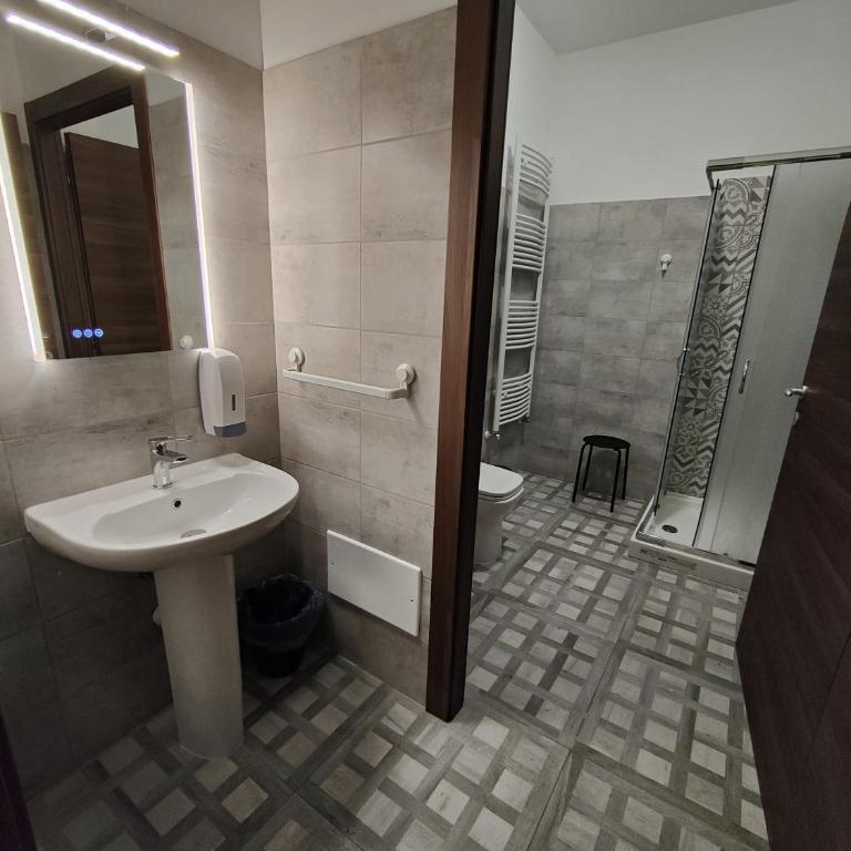 Hostel Turin Metro Young - Camera Quadrupla con Bagno Privato - 8