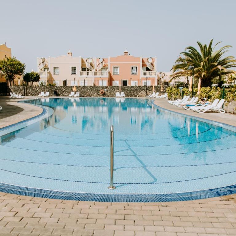Acogedor adosado con piscina - Three-Bedroom House - 38