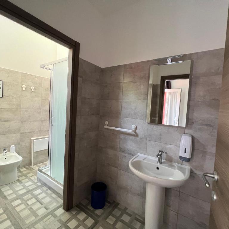 Hostel Turin Metro Young - Camera Quadrupla con Bagno Privato - 11