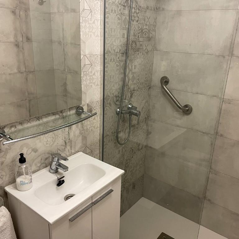 Exceptional 2 Bed Apartment a 2 Min Walk to Beach & close to Los Boliches Train - Apartamento de 2 dormitorios - 6