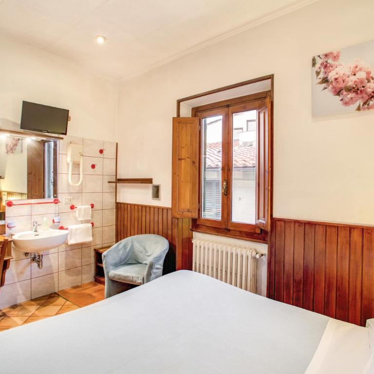 Hotel Lorena - Double or Twin Room with Shared Bathroom - 3