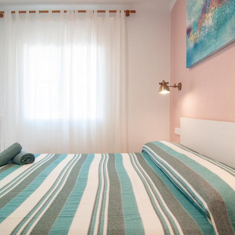 Seafront L'Estartit Apartments - Two-Bedroom Apartment with Garden View - 11