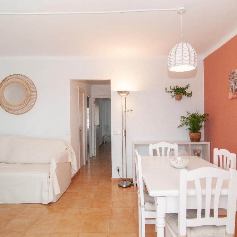 Seafront L'Estartit Apartments - Two-Bedroom Apartment with Garden View - 12