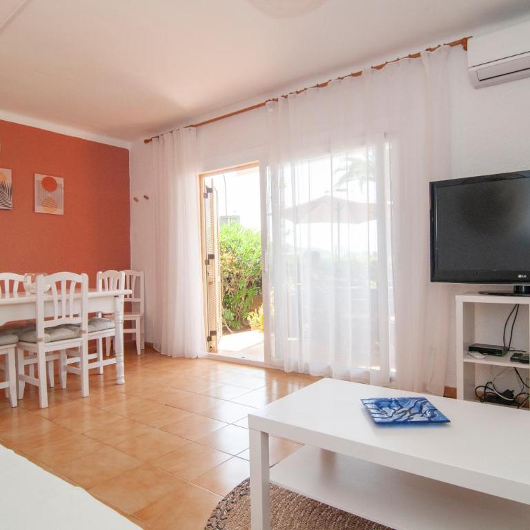 Seafront L'Estartit Apartments - Two-Bedroom Apartment with Garden View - 16