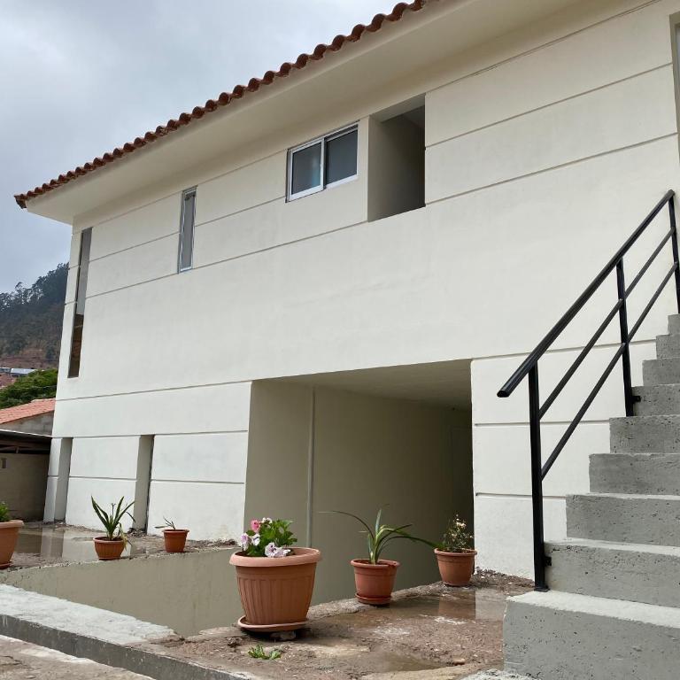 Agradable departamento con estacionamiento gratis - Three-Bedroom Apartment - 7