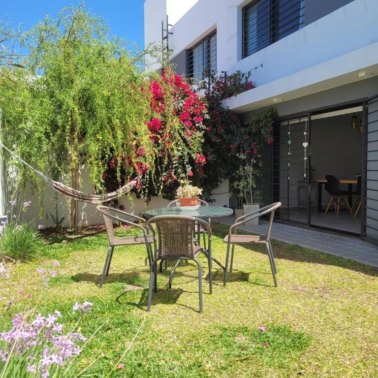 GRAN DUPLEX DE CATEGORÍA - cochera y patio - Exc ubicación en zona norte, barrio tranquilo - Bien próximo al Sanatorio Allende, Kempes y Univ Siglo XXI - Cerca de restaurantes y bares- Salida rápida al Aeropuerto, centro y las sierras - Dúplex - 1