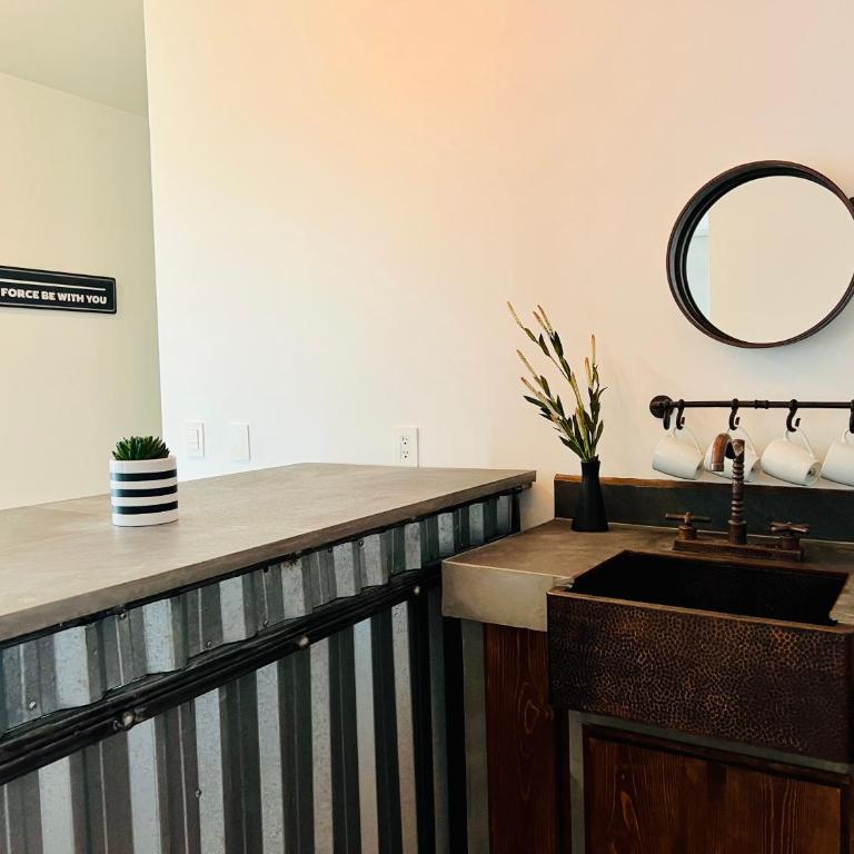 Industrial stylish 3-br. apartment & city views in front of Parque Fundidora & Arena Mty - Three-Bedroom Apartment - 7
