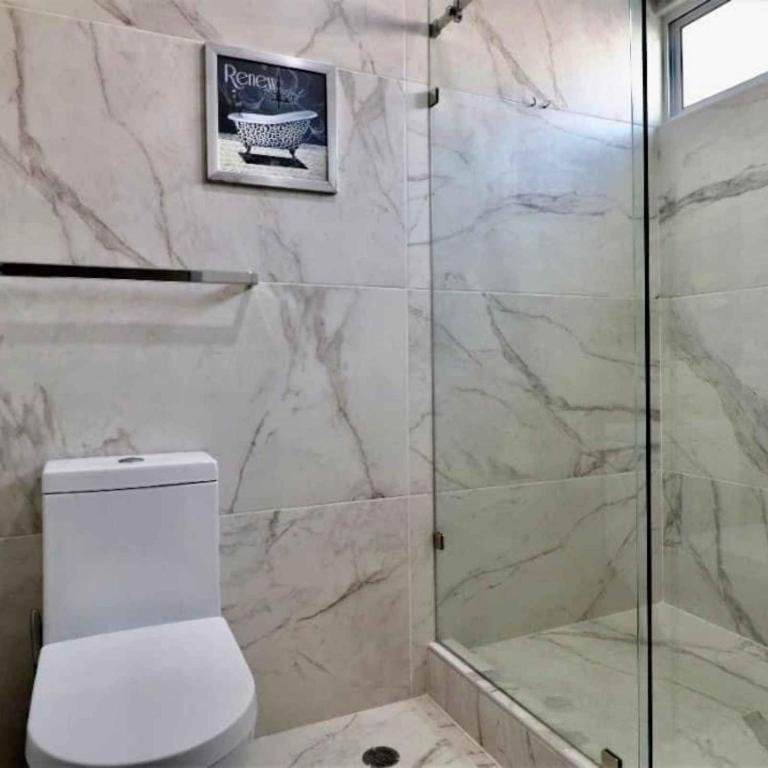 Confort y ubicación privilegiada cerca del WTC, Pepsi Center y Star Medica - Three-Bedroom Apartment - 18