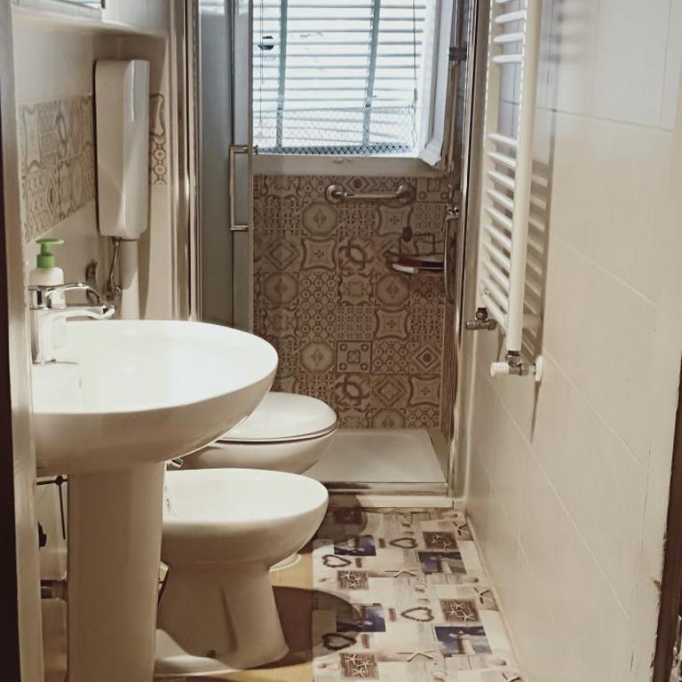 Renato House - Camera Matrimoniale Standard con Bagno in Comune - 9