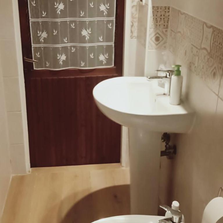 Renato House - Camera Matrimoniale Standard con Bagno in Comune - 10