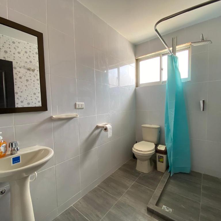 Agradable departamento con estacionamiento gratis - Three-Bedroom Apartment - 9