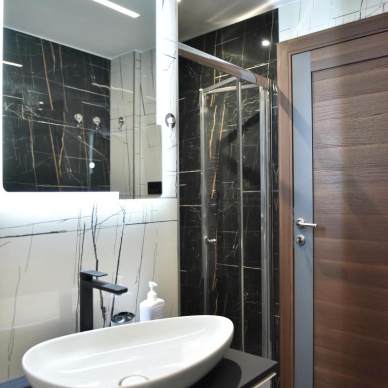 FINE STORY LUX apartment Belgrade - JACUZZI & WiFi & NETFLIX & Mini BAR - Apartman sa 1 Spavaćom Sobom - 13