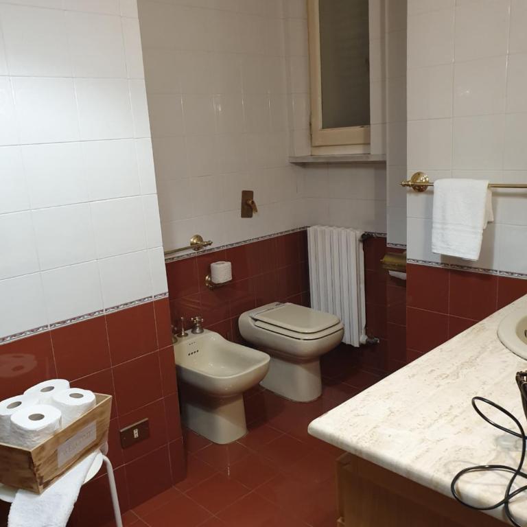 Alba central City - Camera Matrimoniale con Bagno in Comune - 31