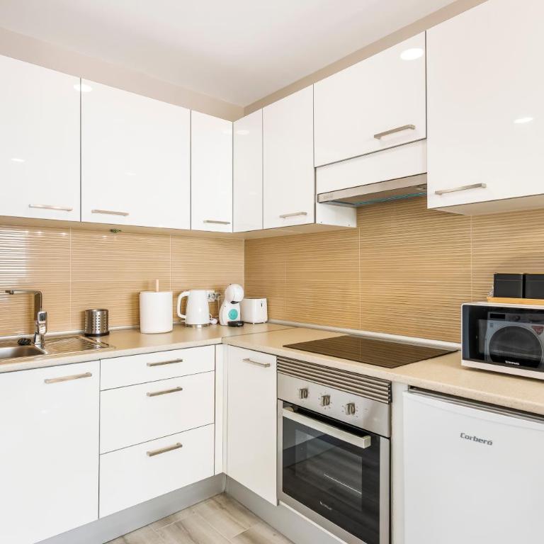Atlantic Smart Home, Hi-End Services, Media Stream - Apartamento de 2 dormitorios con balcón y vistas al mar - 8