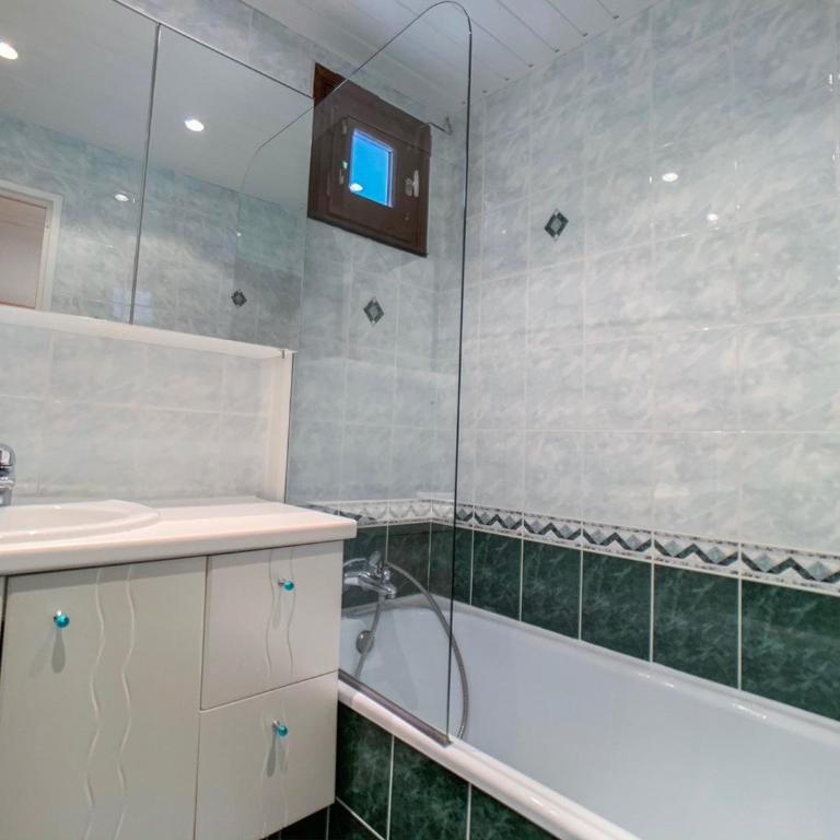 Appartement lumineux proche pistes et commerces, balcon, 6 personnes, parking - FR-1-502-468 - Apartment - 7