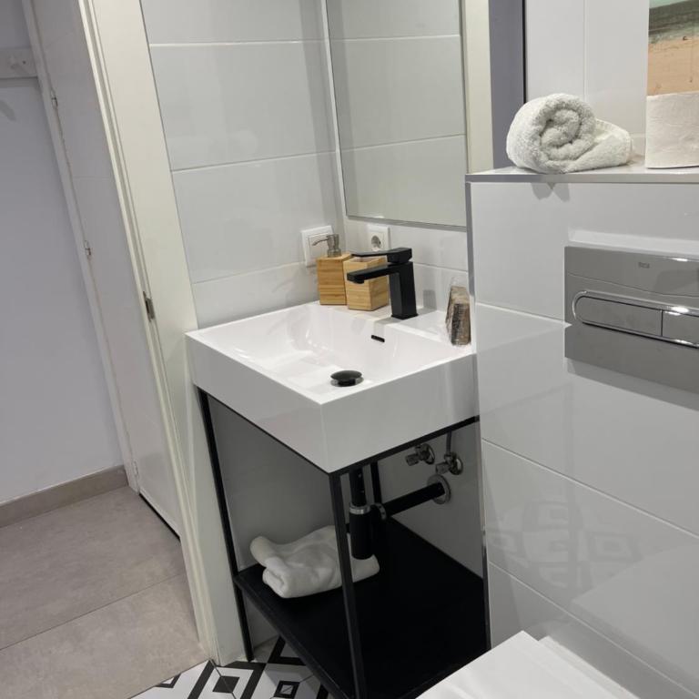 Dúplex junto al mar en el Faro Marbella con piscina y pets friendly - Apartamento de 1 dormitorio - 10
